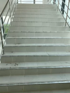 Công trình thi công sử dụng nẹp nhôm chống trơn nẹp mũi bậc NLP12 màu nhôm bạc 