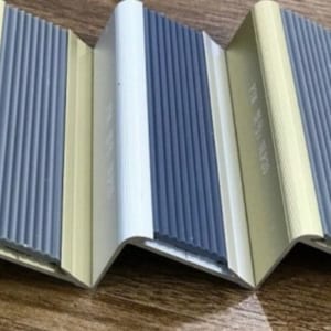 NẸP NHÔM CHỐNG TRƠN NLP20 – NẸP MŨI BẬC CHÂN CAO 20MM CHO MỌI BẬC CẦU THANG