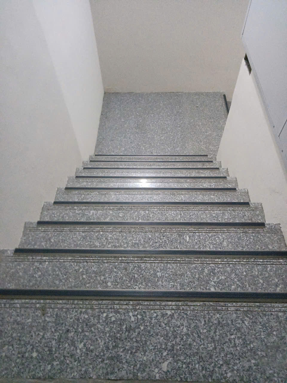 nep-chong-truot-cau-thang-ctpro