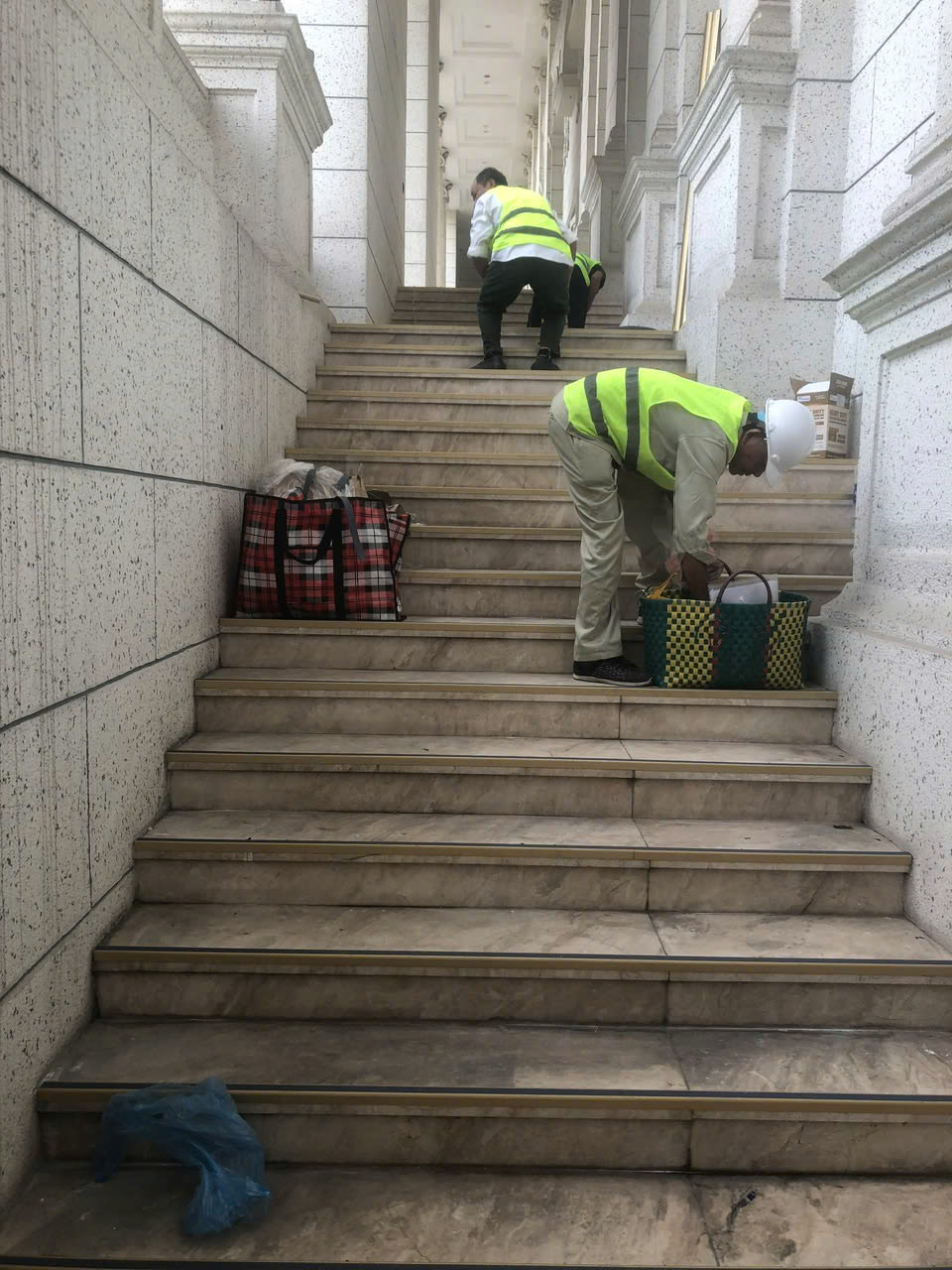 thi công nẹp chống trượt - Trường đại học Vinuniversity