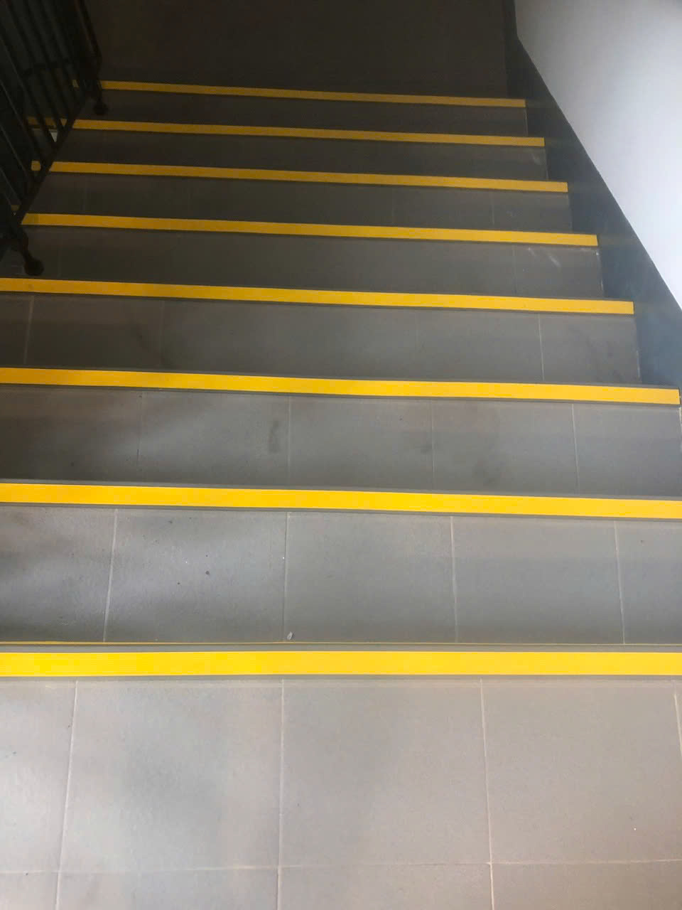 thi công nẹp chống trượt - Trường đại học Vinuniversity