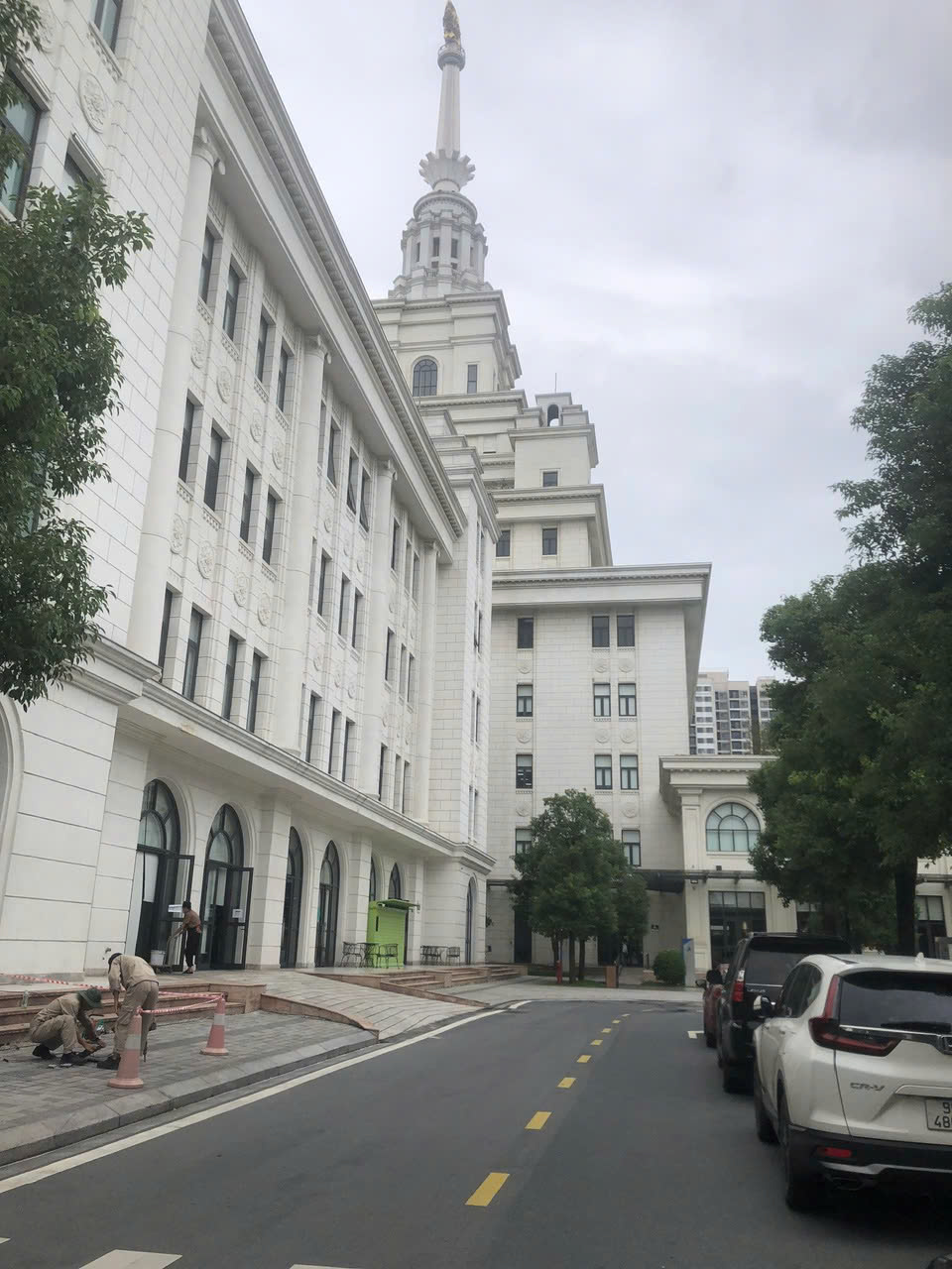 Thi - công- chống- trượt -sàn -gạch -men - Trường đại học Vinuniversity