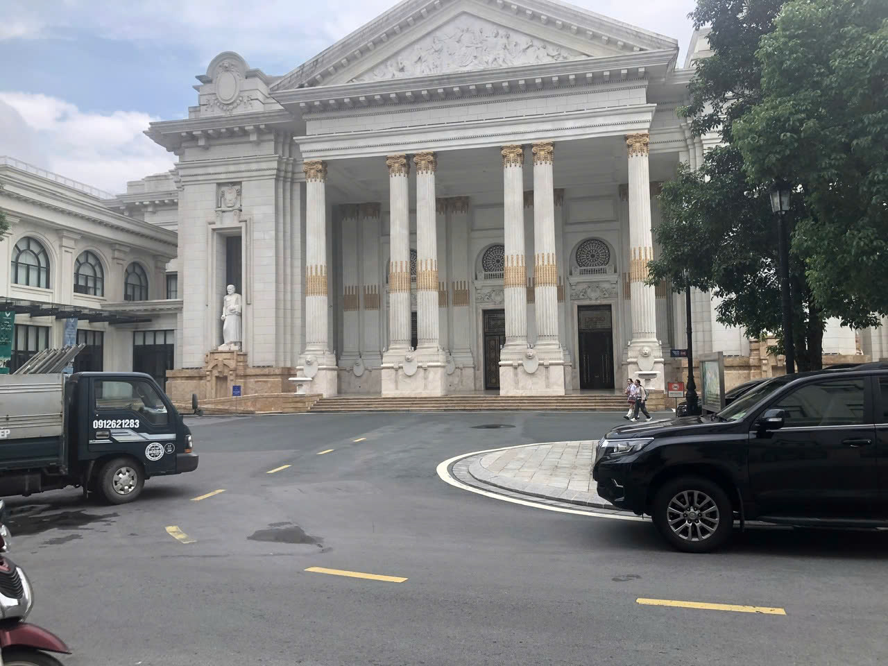 Thi - công- chống- trượt -sàn -gạch -men - Trường đại học Vinuniversity