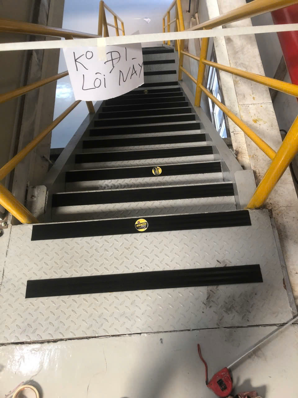 Thi- công -tấm- cao- su -chống -trượt- cho -nhà -máy -INAVINA - KCN Hòa Phát