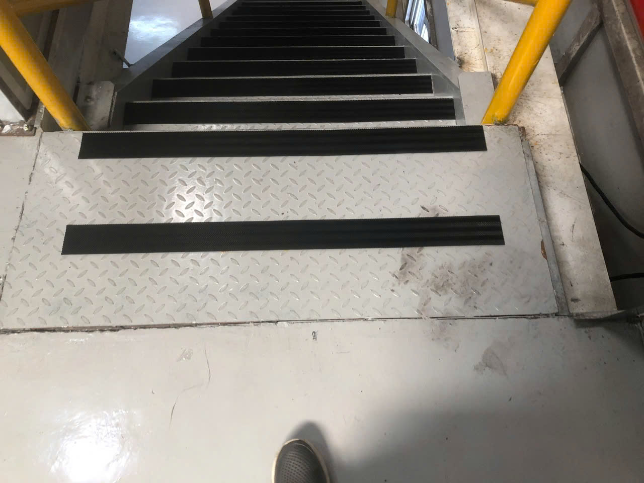 Thi- công -tấm- cao- su -chống -trượt- cho -nhà -máy -INAVINA - KCN Hòa Phát