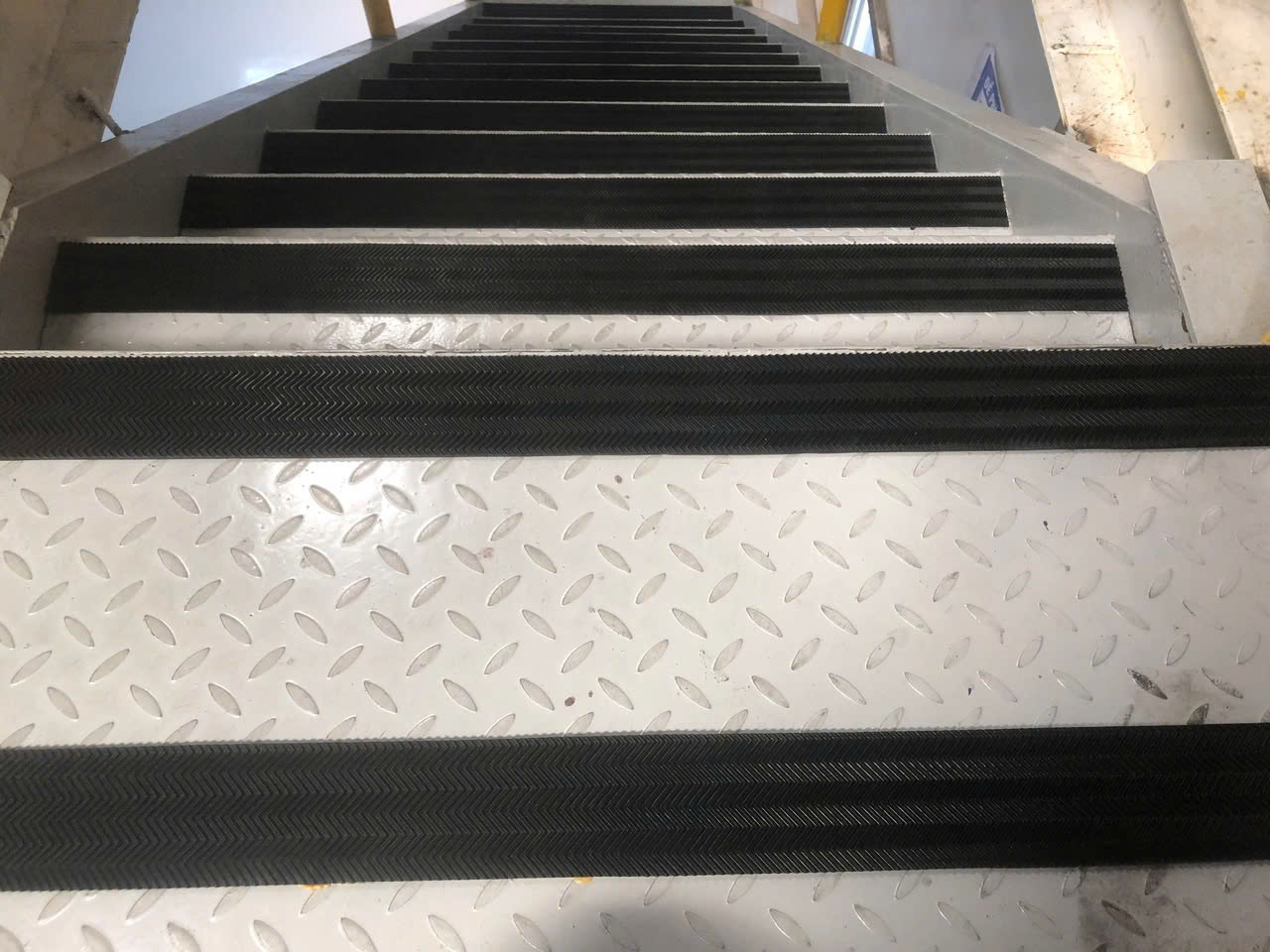 Thi- công -tấm- cao- su -chống -trượt- cho -nhà -máy -INAVINA - KCN Hòa Phát