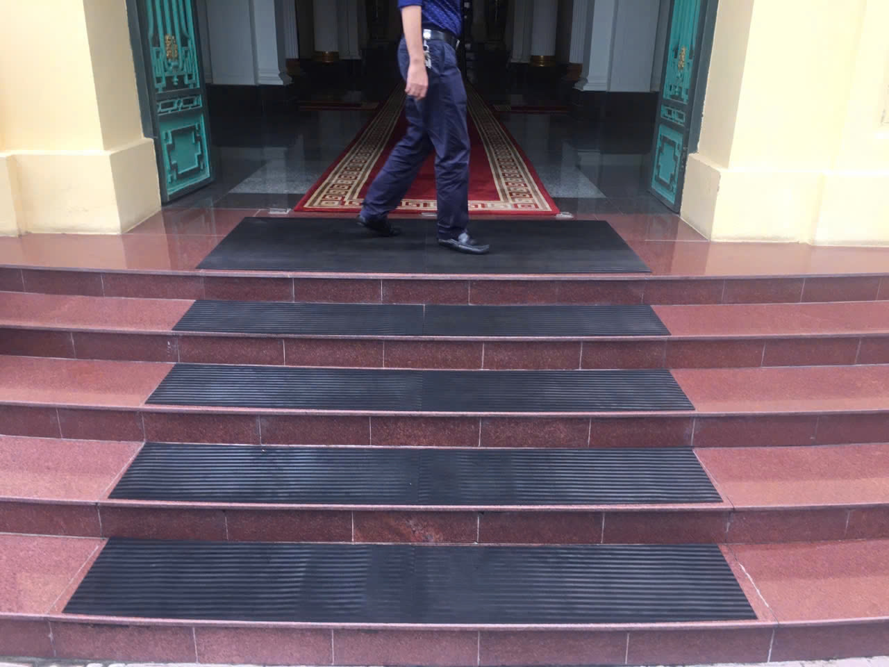 Cấp- gia -công -thảm-cao su- chống -trượt -cho- Văn Phòng Đối Ngoài Trung Ương Đảng