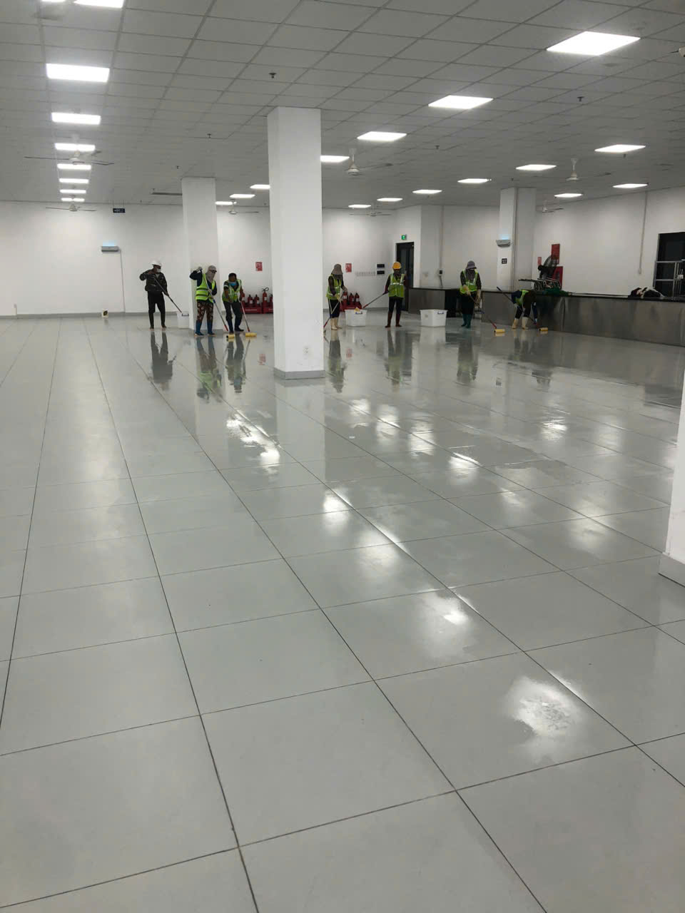 Thi công chống trượt sàn gạch men - Nhà máy top text Tile của Nhật Bản