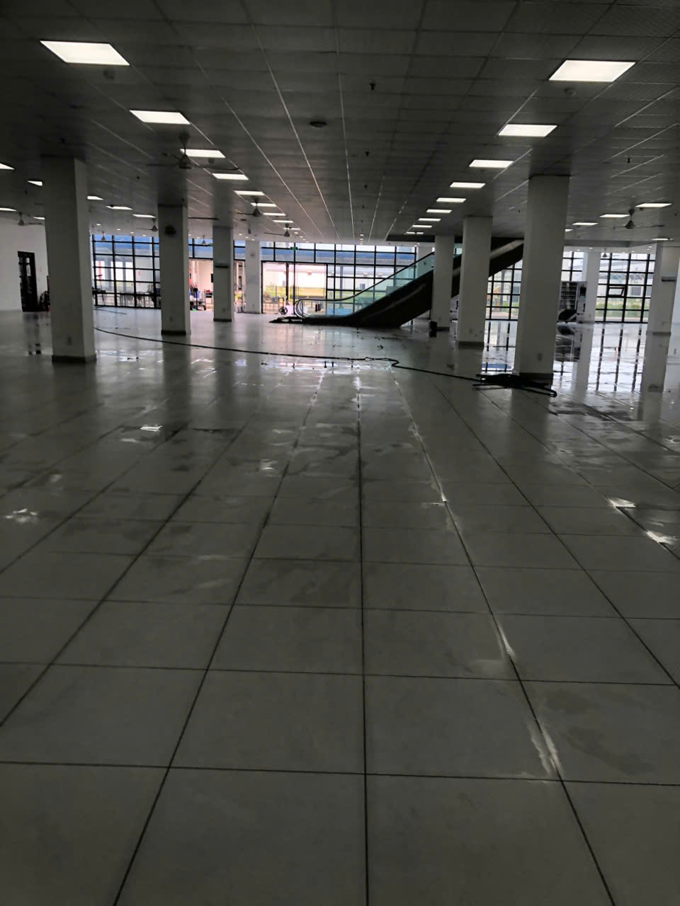 Thi công chống trượt sàn gạch men - Nhà máy top text Tile của Nhật Bản