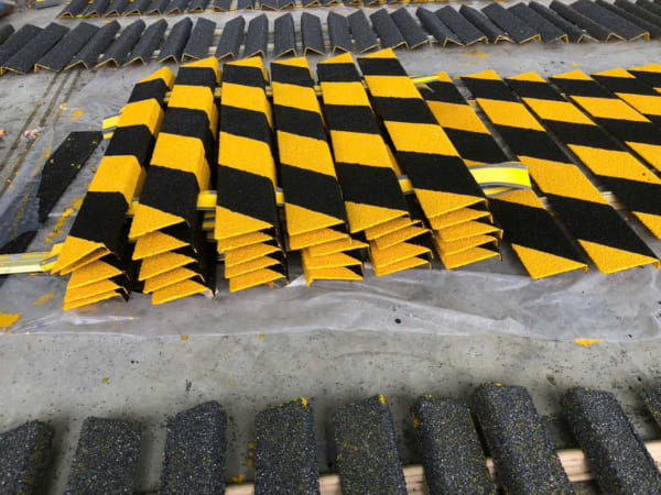 Nep-chong-truot-cau-thang-nha-xuong-1-600x450