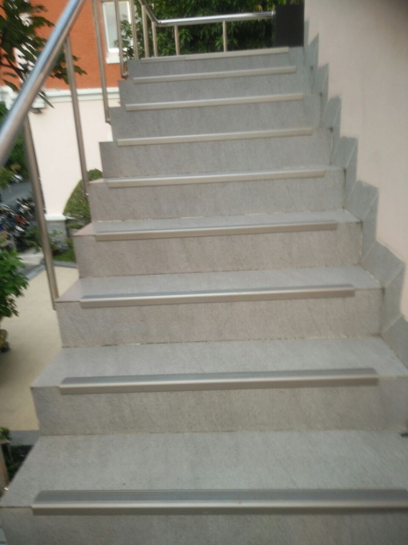 Cầu thang trơn trượt mùa mưa