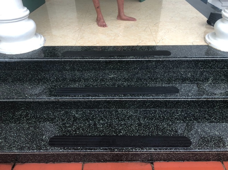chọn size miếng dán chống trượt cầu thang