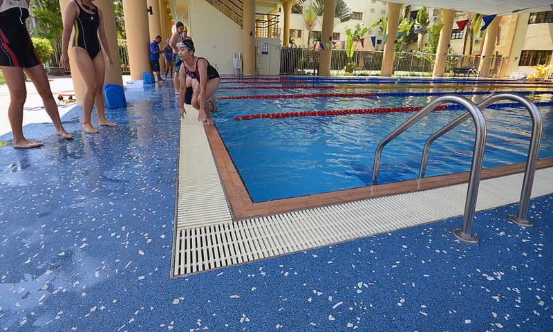 chọn tấm chống trơn bể bơi