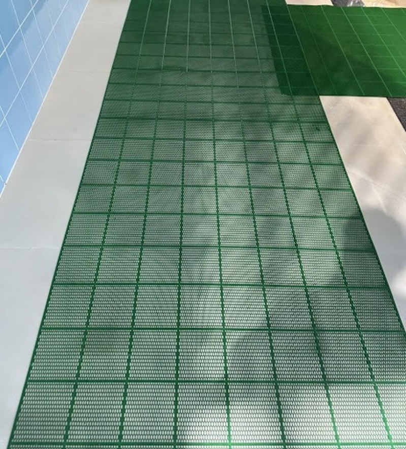 chọn tấm chống trơn bể bơi