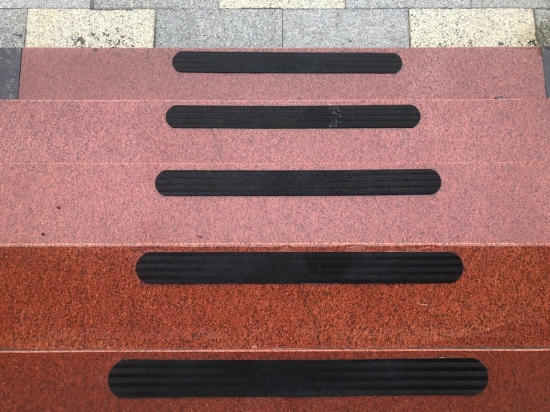 Miếng dán chống trượt cầu thang