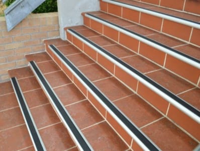 nẹp chống trượt cầu thang
