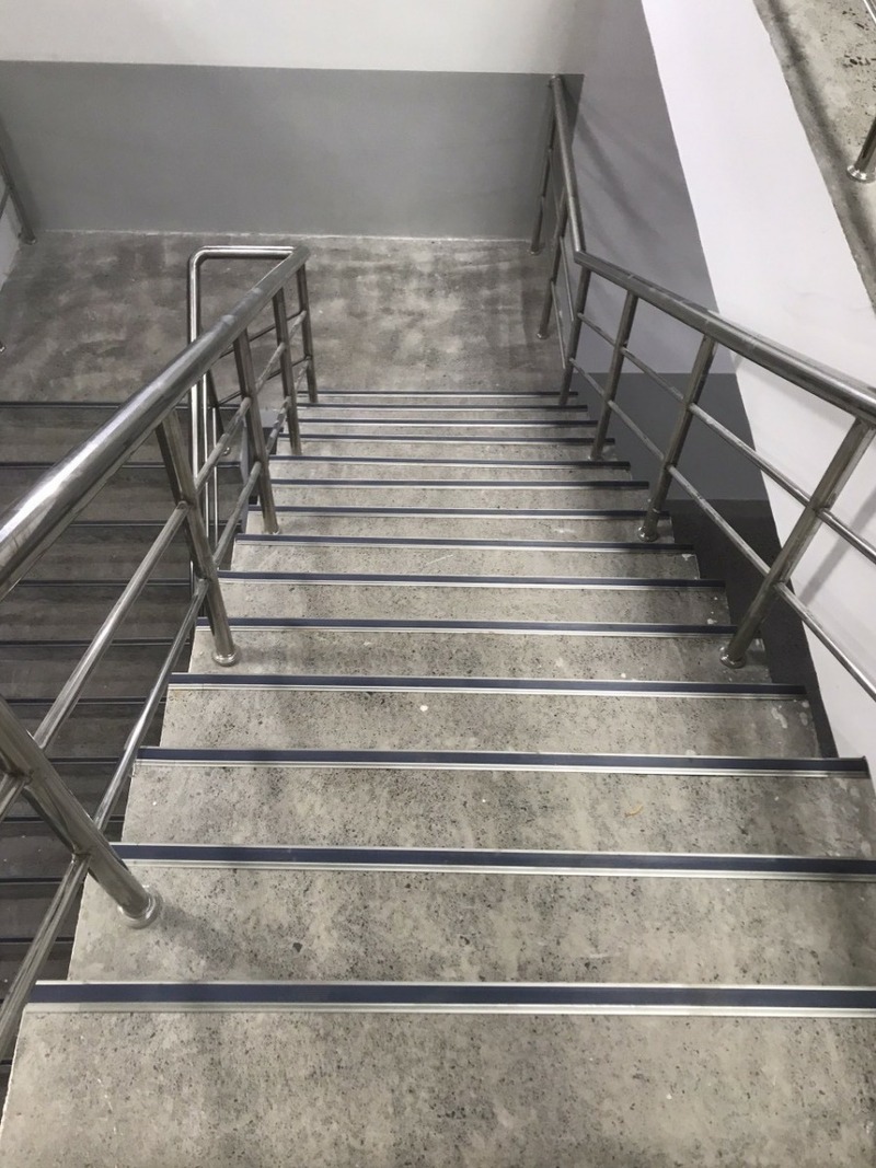 nẹp chống trượt cầu thang