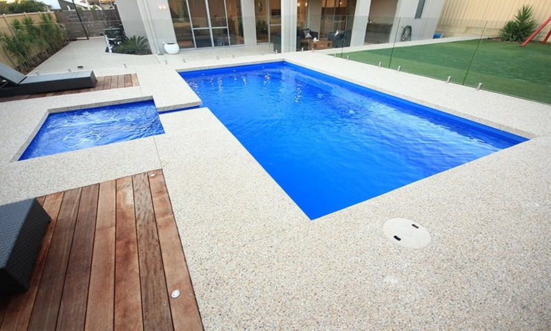 thi công chống trượt cho bể bơi