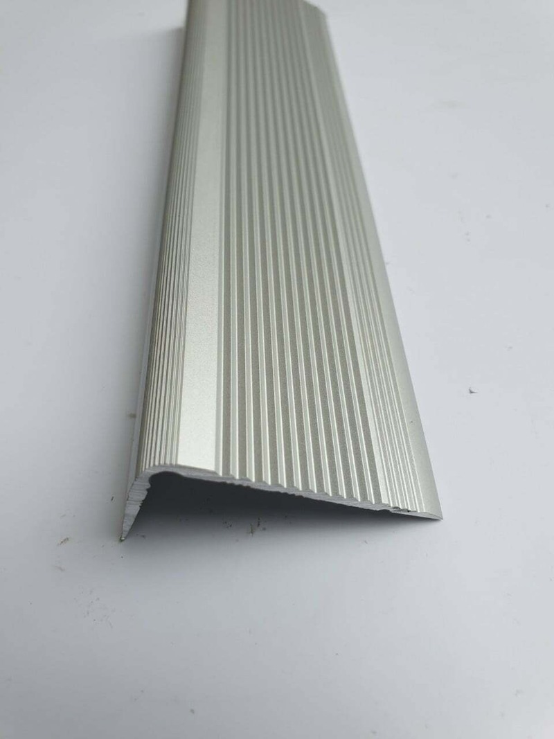 Thi công nẹp nhôm chống trơn